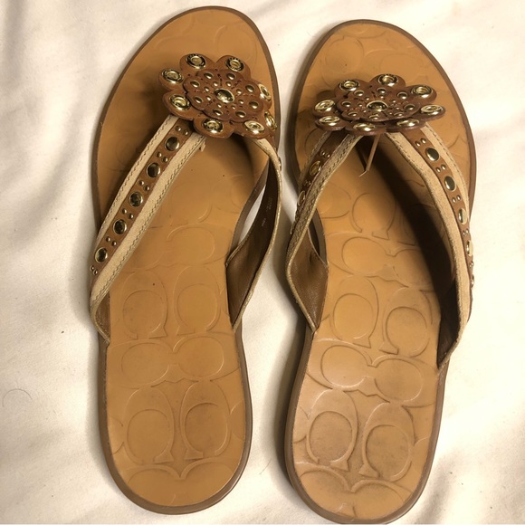 Coach Kelby flower 🌸 hardware , latte leather flip flop sandals - Picture 4 of 9